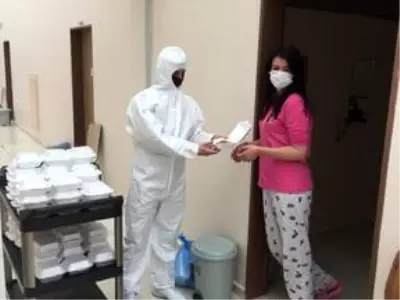 Karantinadaki kadın mühendis, yurt çalışanlarına teşekkür için 30 tepsi baklava ısmarladı Karantinadaki kadın mühendis, yurt çalışanlarına teşekkür için 30 tepsi baklava ısmarladı
