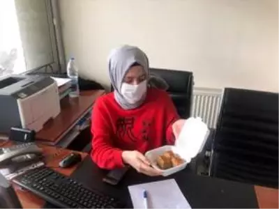 Karantinadaki kadın mühendis, yurt çalışanlarına teşekkür için 30 tepsi baklava ısmarladı Karantinadaki kadın mühendis, yurt çalışanlarına teşekkür için 30 tepsi baklava ısmarladı