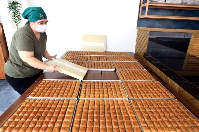 Karantinadaki kadın mühendis, yurt çalışanlarına teşekkür için 30 tepsi baklava ısmarladı Karantinadaki kadın mühendis, yurt çalışanlarına teşekkür için 30 tepsi baklava ısmarladı