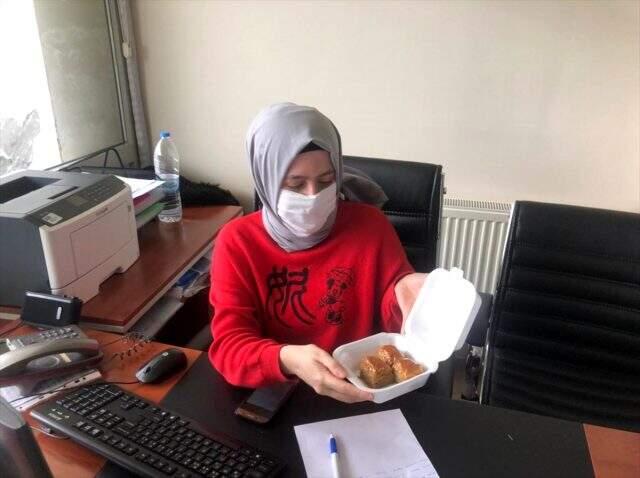 Karantinadaki kadın mühendis, yurt çalışanlarına teşekkür için 30 tepsi baklava ısmarladı Karantinadaki kadın mühendis, yurt çalışanlarına teşekkür için 30 tepsi baklava ısmarladı