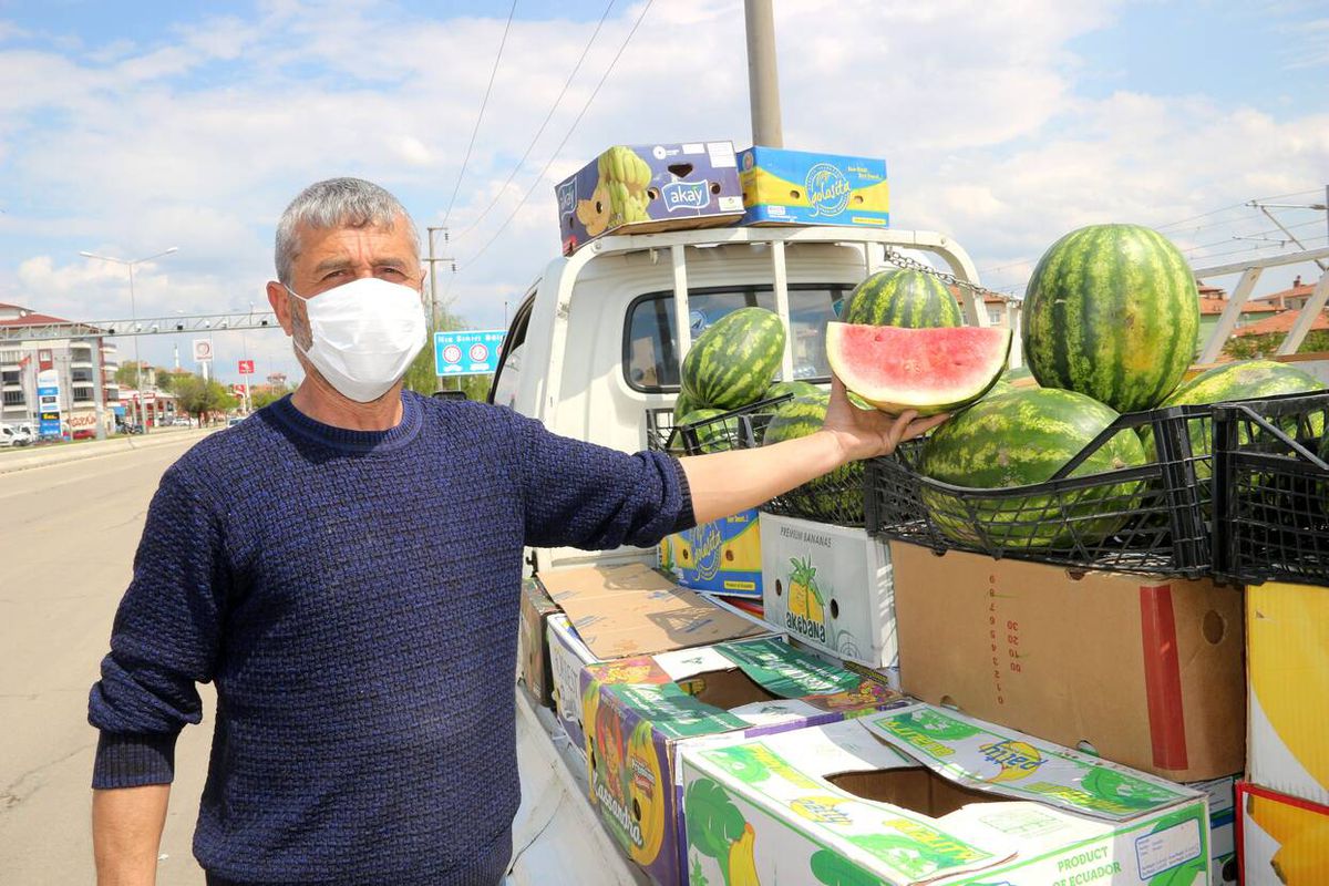 Karpuzun kilosu 6 lira olunca dilim dilim satılıyor