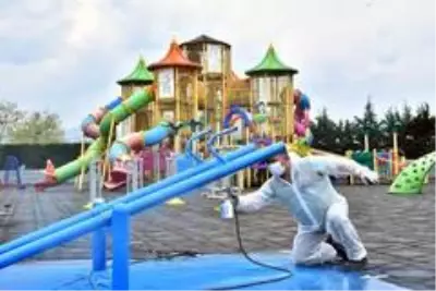 Korana virüs tedbirlerini fırsat bilip çocuk parklarını yeniliyorlar Korana virüs tedbirlerini fırsat bilip çocuk parklarını yeniliyorlar
