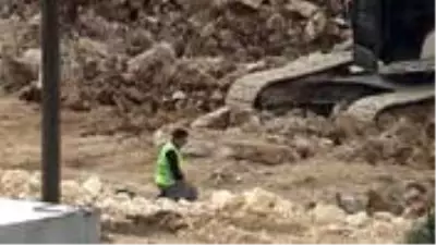 Ne şantiye ne yağmur! İşçinin namaz kılmasına hiçbir şey engel olamadı