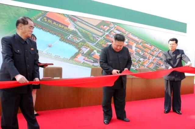 Ölüp ölmediği tartışılan Kim Jong-un servis edilen fotoğraflarından birinde dünün tarihi var.