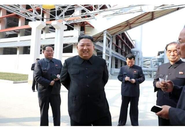 Ölüp ölmediği tartışılan Kim Jong-un servis edilen fotoğraflarından birinde dünün tarihi var.