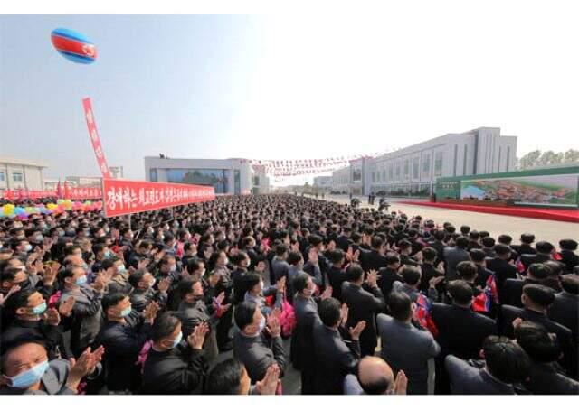 Ölüp ölmediği tartışılan Kim Jong-un servis edilen fotoğraflarından birinde dünün tarihi var.