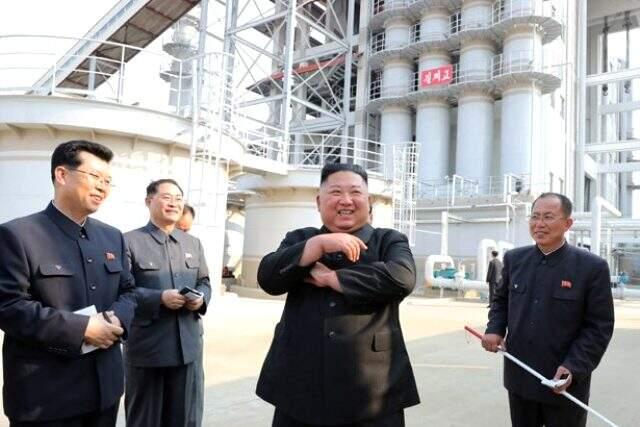 Ölüp ölmediği tartışılan Kim Jong-un servis edilen fotoğraflarından birinde dünün tarihi var.