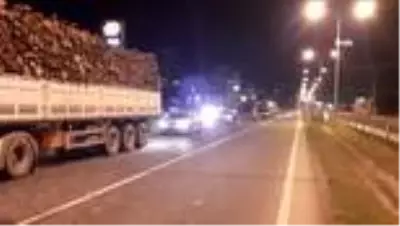 Otomobil kamyona arkadan çarptı: 1 polis ağır yaralı Otomobil kamyona arkadan çarptı: 1 polis ağır yaralı