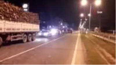 Otomobil kamyona arkadan çarptı: 1 polis ağır yaralı Otomobil kamyona arkadan çarptı: 1 polis ağır yaralı