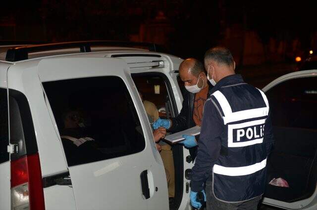 Tekel bayisinde yakalanıp yalana başvurdular: Yasak var diye burada kalıyoruz