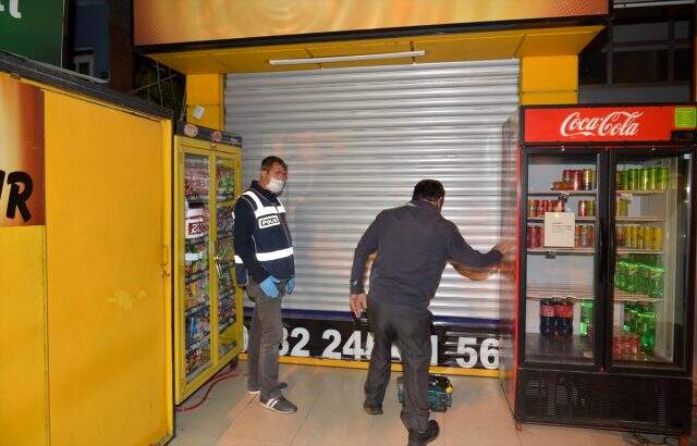 Tekel bayisinde yakalanıp yalana başvurdular: Yasak var diye burada kalıyoruz