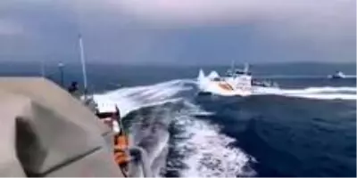 Aksiyon filmlerini aratmayan anlar! Türk botu, Yunan botunu böyle kovaladı Aksiyon filmlerini aratmayan anlar! Türk botu, Yunan botunu böyle kovaladı