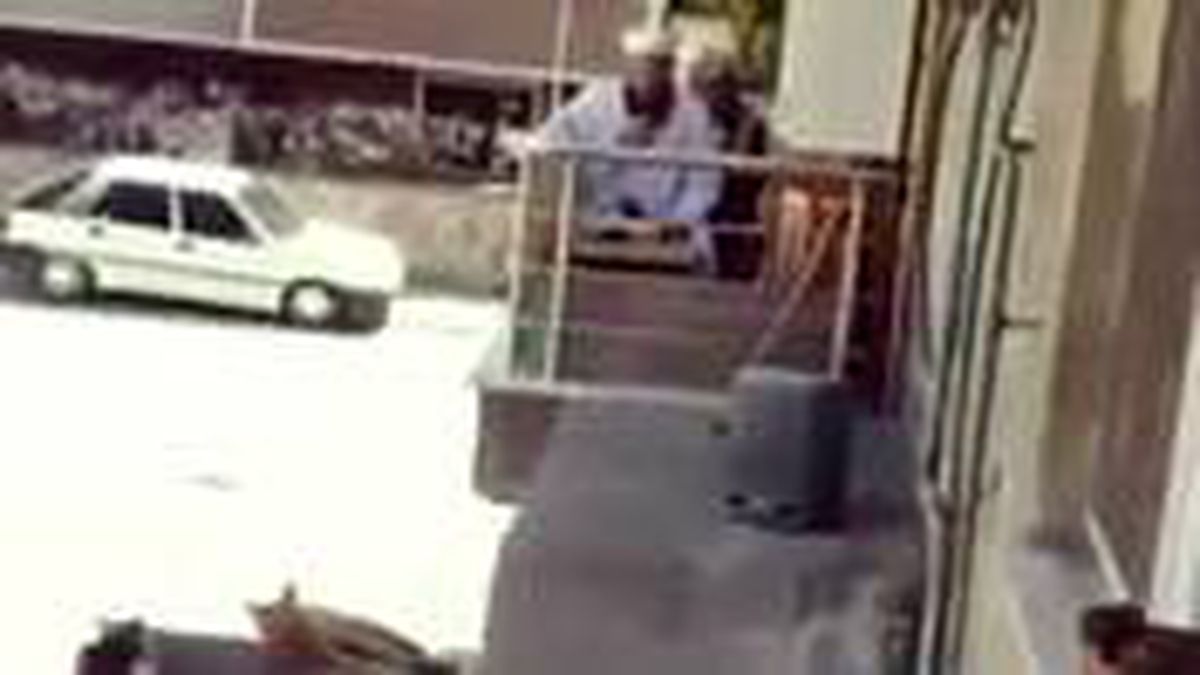 Türkiye'deki koronavirüs salgını nedeniyle komşular, balkonlarında mukabeleye eşlik etti