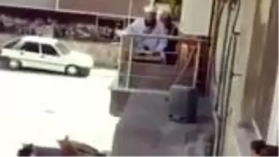 Türkiye'deki koronavirüs salgını nedeniyle komşular, balkonlarında mukabeleye eşlik etti Türkiye'deki koronavirüs salgını nedeniyle komşular, balkonlarında mukabeleye eşlik etti