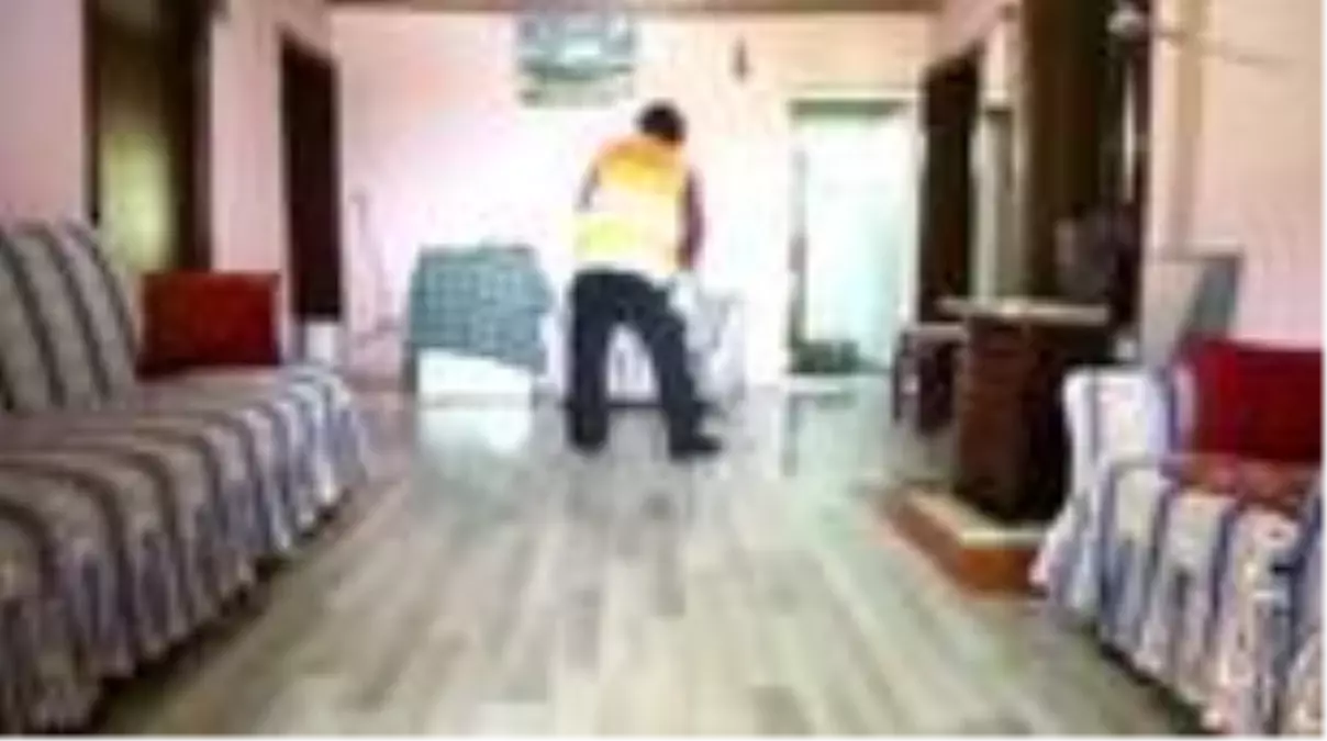 Vefalı eller yaşlıların evlerini temizlemeye devam ediyor