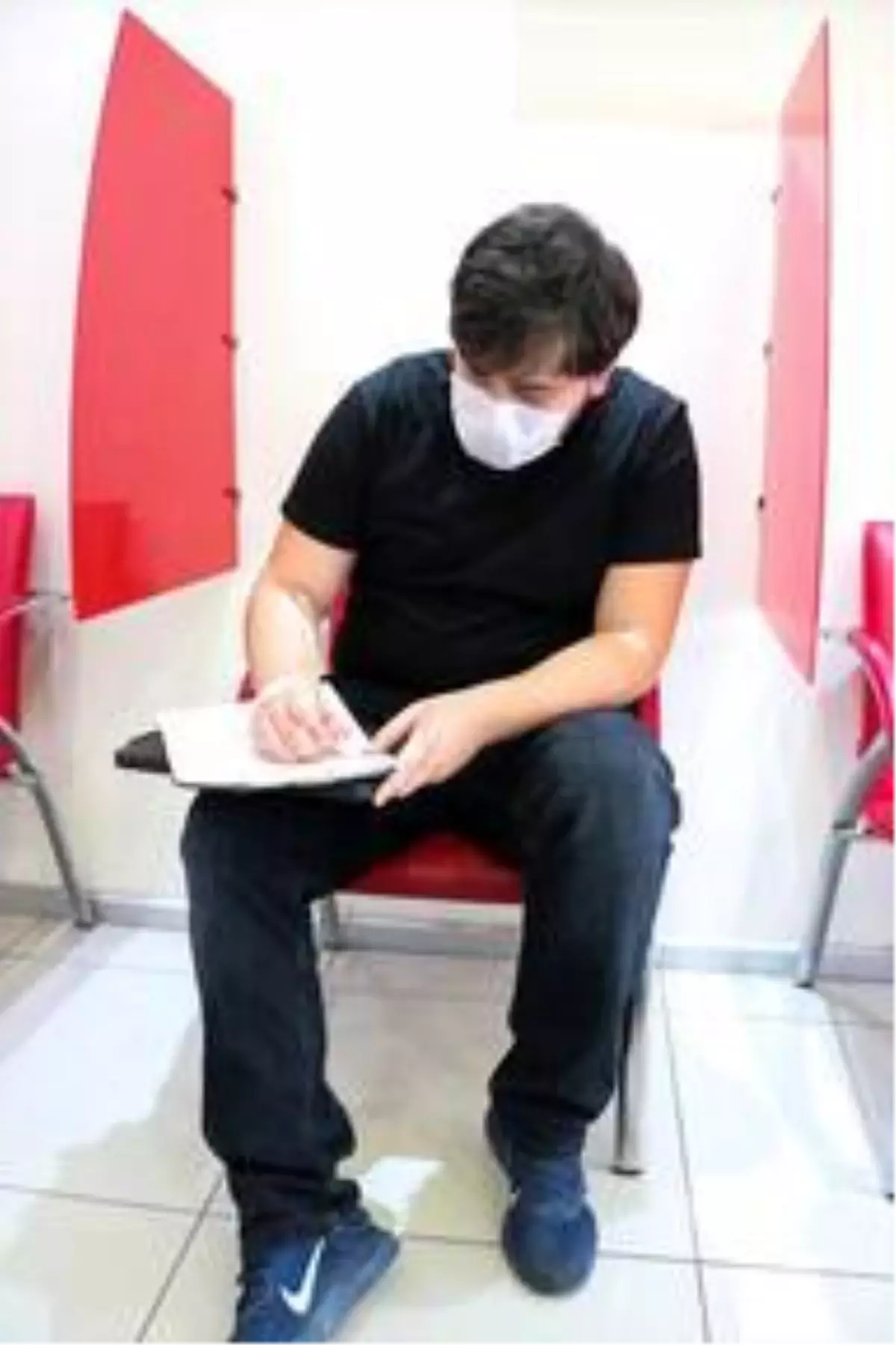 Yoğun bakımdaki genç hastalardan etkilenen doktor plazma bağışçısı oldu