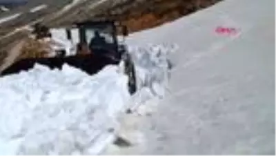 Antalya'da 8-10 metrelik karla kaplı yayla yolu açılıyor Antalya'da 8-10 metrelik karla kaplı yayla yolu açılıyor