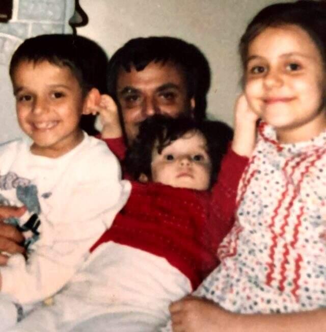 Bakan Zehra Zümrüt Selçuk, çocukluk fotoğrafını paylaşıp 'Evde Kal' çağrısı yaptı