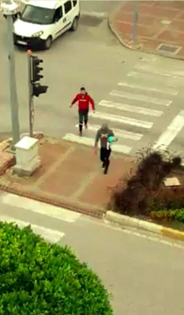 Bebeğini kaçırıp boğazına bıçak dayayan baba, vurularak yakalandı.