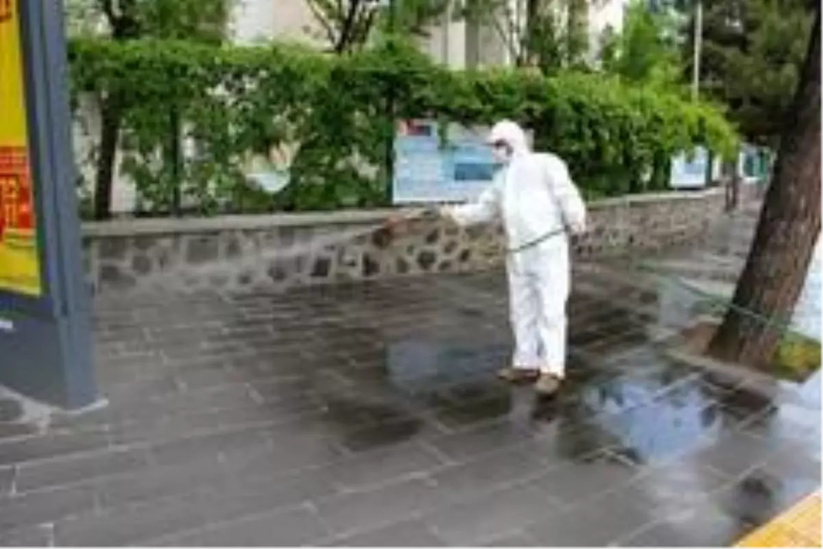 Büyükşehir Belediyesi cadde ve kaldırımları dezenfekte ediyor