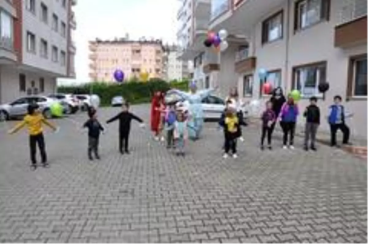 Evden çıkamayan çocuklara Palyaçolu sürpriz