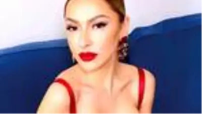 Hadise'den anneye çiçek babaya lokum Hadise'den anneye çiçek babaya lokum