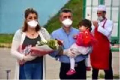 Karantina süreleri sona erdi, kurban kesip, 100 aileye yardım kolisi dağıttılar Karantina süreleri sona erdi, kurban kesip, 100 aileye yardım kolisi dağıttılar