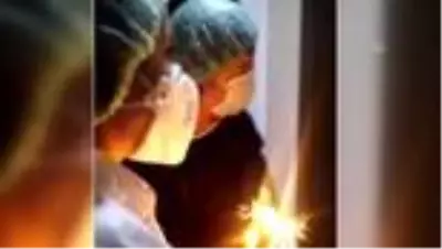 Karantinadaki çifte sürpriz evlilik yıldönümü kutlaması Karantinadaki çifte sürpriz evlilik yıldönümü kutlaması