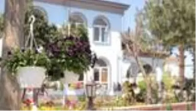 Muhtar cami avlusunu adeta botanik bahçesine dönüştürdü