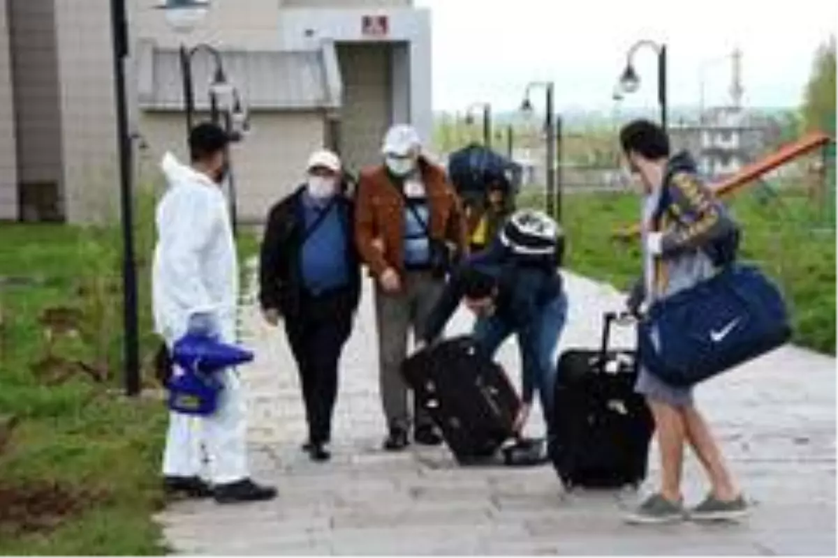 Muş'ta karantinadaki 175 vatandaş memleketlerine uğurlandı