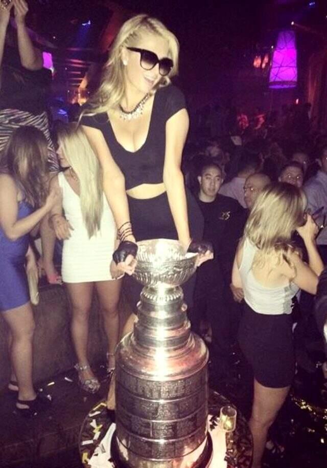 NHL ekiplerinden Los Angeles Kings, Paris Hilton'u kadrosuna katmak istiyor