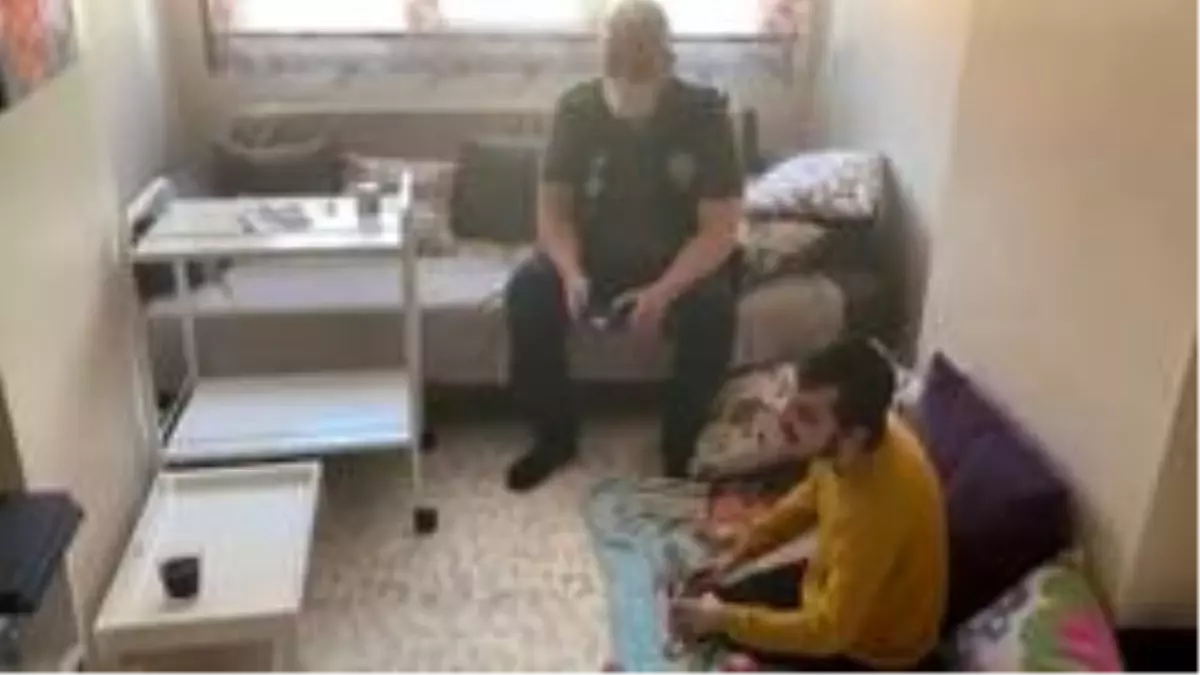 Polis engelli çocuğun playstation oynama isteğini geri çevirmedi