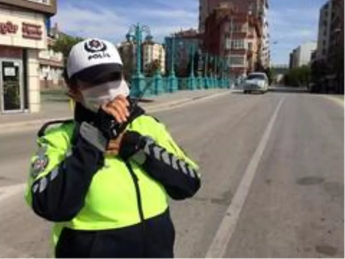 Sokaklar boş kalsa da onlar görevlerinin başında