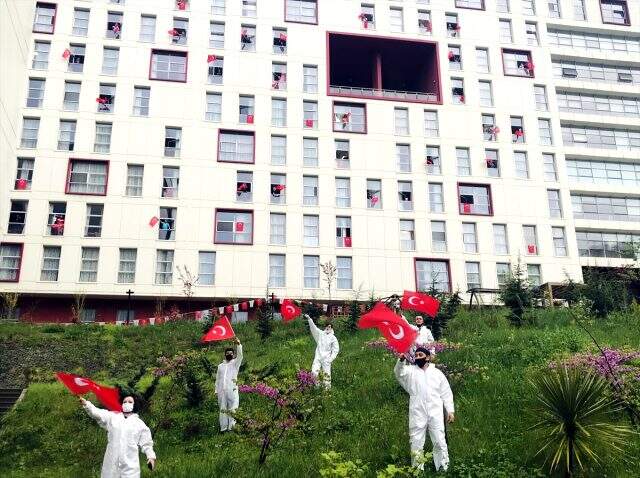 Tanzanya'dan dönen Türk vatandaşı, karantinada kaldığı yurtta pideyle iftar verdi