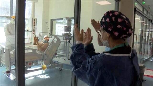 Yoğun bakımdaki doktor, mücadeleyi anlattı: Birçok defa eve ağlayarak gittim Yoğun bakımdaki doktor, mücadeleyi anlattı: Birçok defa eve ağlayarak gittim