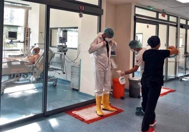 Yoğun bakımdaki doktor, mücadeleyi anlattı: Birçok defa eve ağlayarak gittim Yoğun bakımdaki doktor, mücadeleyi anlattı: Birçok defa eve ağlayarak gittim