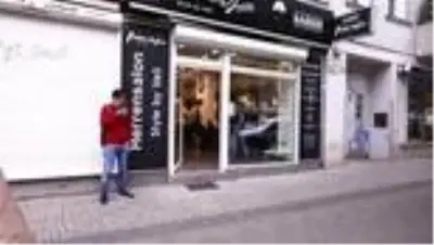 Almanya'da berber salonları 6 hafta sonra yeniden hizmete girdi Almanya'da berber salonları 6 hafta sonra yeniden hizmete girdi