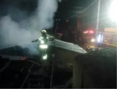 Çıkan yangında bir ev tamamen kül oldu Çıkan yangında bir ev tamamen kül oldu