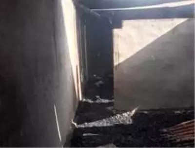 Çıkan yangında bir ev tamamen kül oldu Çıkan yangında bir ev tamamen kül oldu