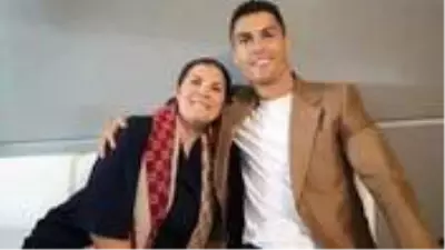 Cristiano Ronaldo, annesine Anneler Günü için 100 bin euroluk lüks bir araba hediye etti Cristiano Ronaldo, annesine Anneler Günü için 100 bin euroluk lüks bir araba hediye etti