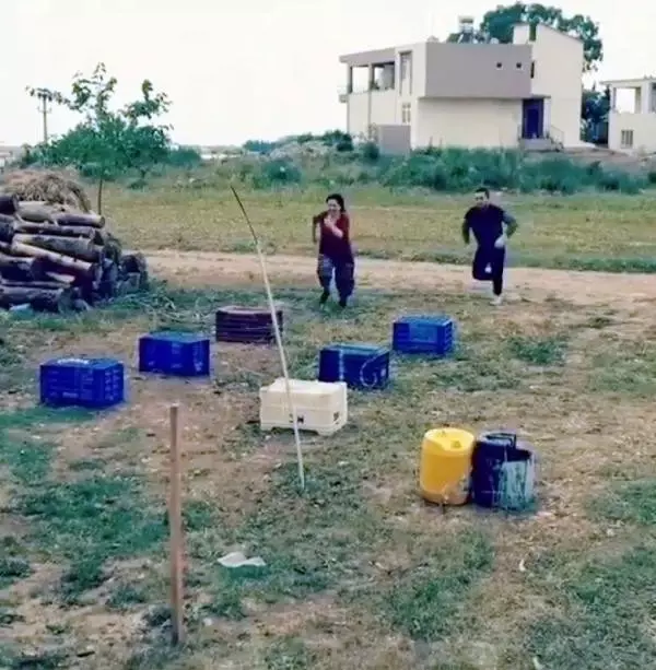 Evde sıkılınca, sebze kasaları ve saksılarla oyun platformu kurdular