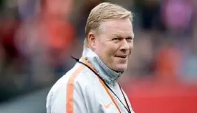Hollanda Teknik Direktörü Ronald Koeman, kalp rahatsızlığı sebebiyle hastaneye kaldırıldı Hollanda Teknik Direktörü Ronald Koeman, kalp rahatsızlığı sebebiyle hastaneye kaldırıldı