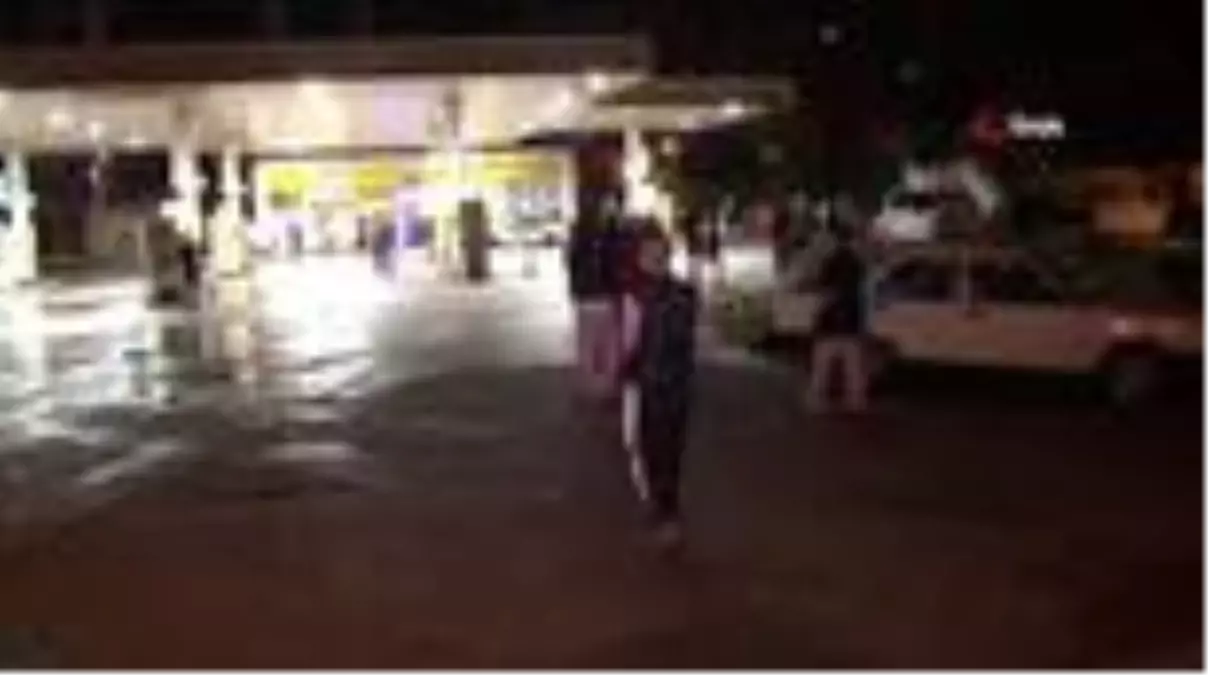İzmir'de kısıtlama sonrası akaryakıt istasyonları marketlerinde uzun kuyruk