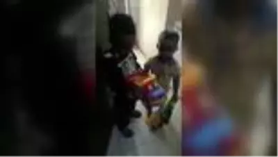 Karantina yurdundaki çocuklar dağıtılan oyuncaklarla moral buldu Karantina yurdundaki çocuklar dağıtılan oyuncaklarla moral buldu