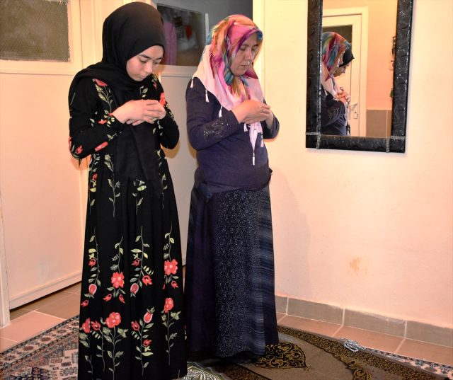Kırıkkale'de din görevlisi, kurduğu ses sistemiyle komşularına evlerinde teravih namazı kıldırıyor