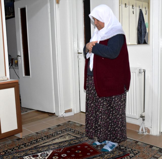 Kırıkkale'de din görevlisi, kurduğu ses sistemiyle komşularına evlerinde teravih namazı kıldırıyor
