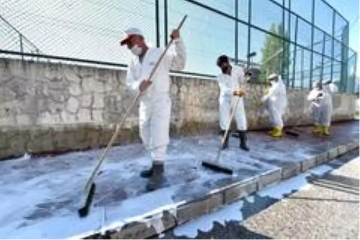 Mamak'ta cadde ve sokaklar yıkandı