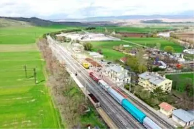 Modernize edilen Samsun-Sivas demir yolu hattında ilk yük treni sefere başladı Modernize edilen Samsun-Sivas demir yolu hattında ilk yük treni sefere başladı