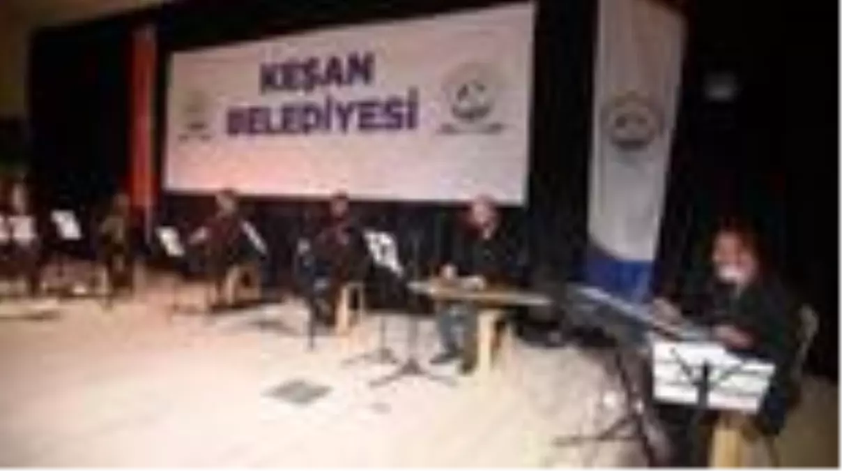 Semazenler maske takarak gösteri sundu