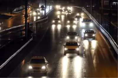 Sokağa çıkma yasağının sona ermesinin ardından İstanbul'da trafik yoğunluğu yüzde 15 oldu Sokağa çıkma yasağının sona ermesinin ardından İstanbul'da trafik yoğunluğu yüzde 15 oldu
